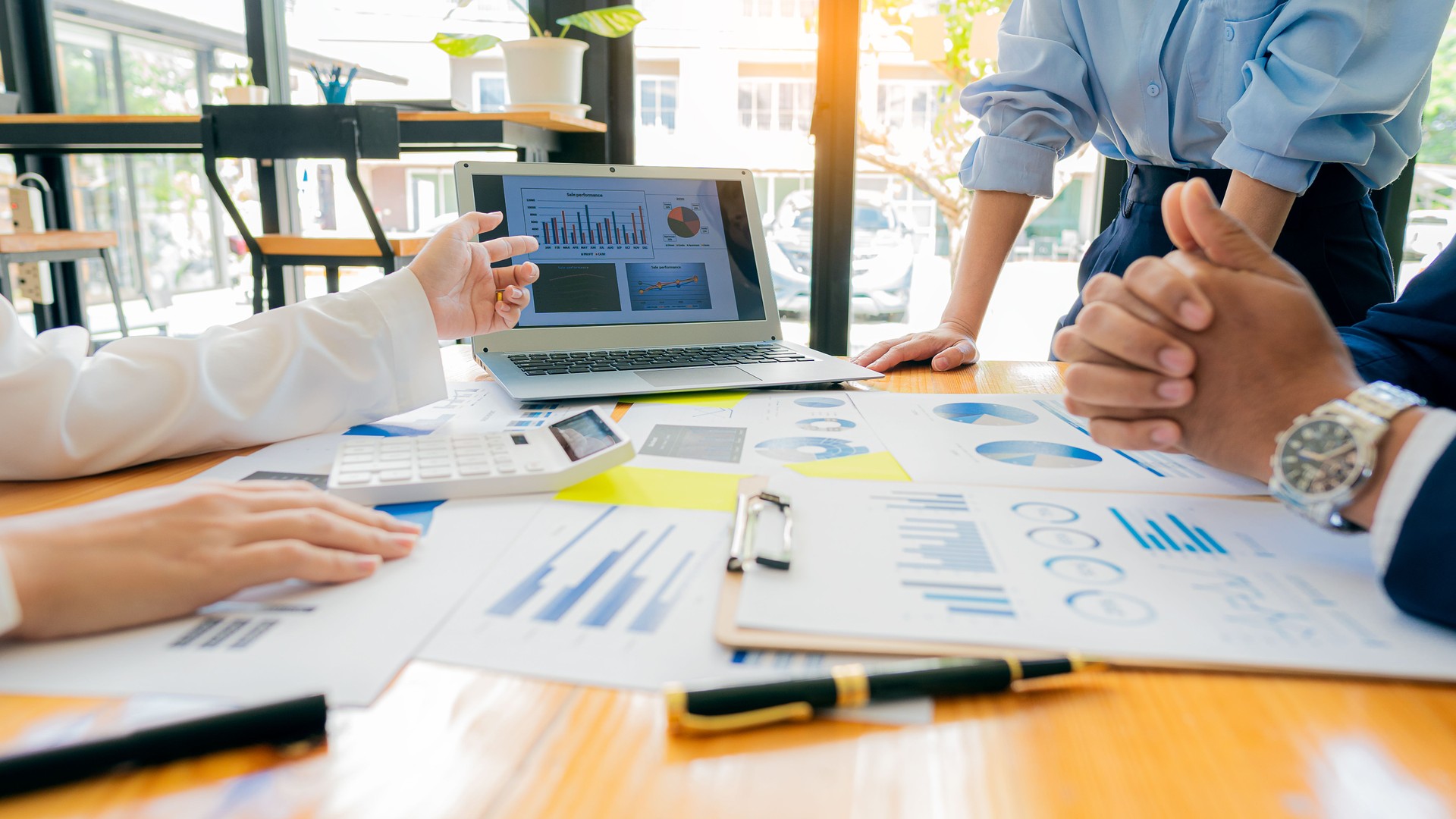 Image illustrating the evaluation of third-party vendors for cybersecurity risks and compliance to protect business operations.